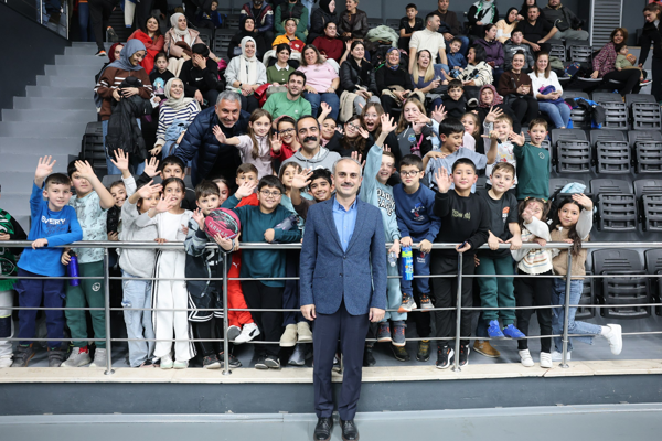 Başkan Çiftçi, öğrencilerle basketbol maçında buluştu  