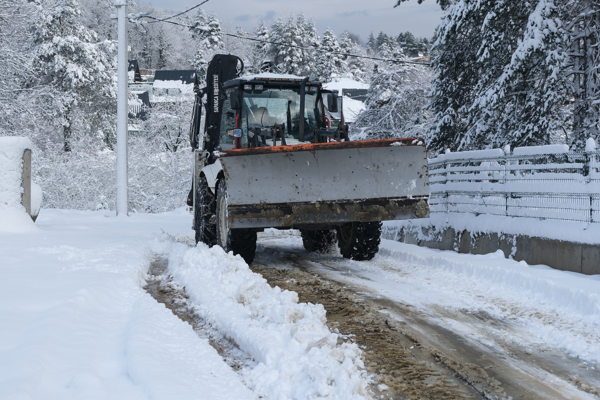 Sapanca’da kar küreme ve tuzlama çalışmaları 