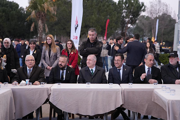 Özdağ, Denizli’de öğrencilerle bir araya geldi