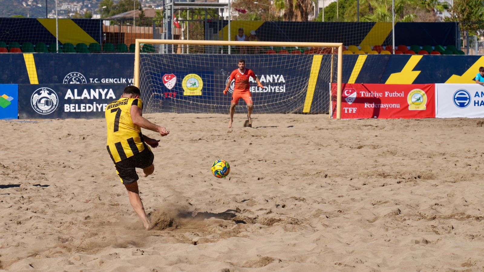 Alanya’da TFF Plaj Futbolu Süper Finalleri başladı
