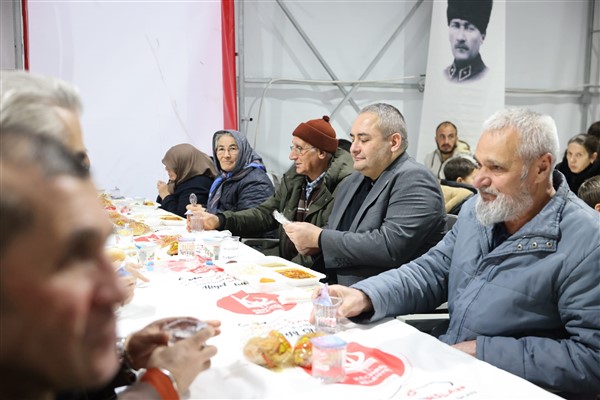 Özarslan, iftar çadırında vatandaşlarla buluştu