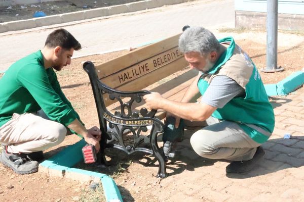 Haliliye Belediyesi kent mobilyalarını kendi atölyelerinde üretiyor