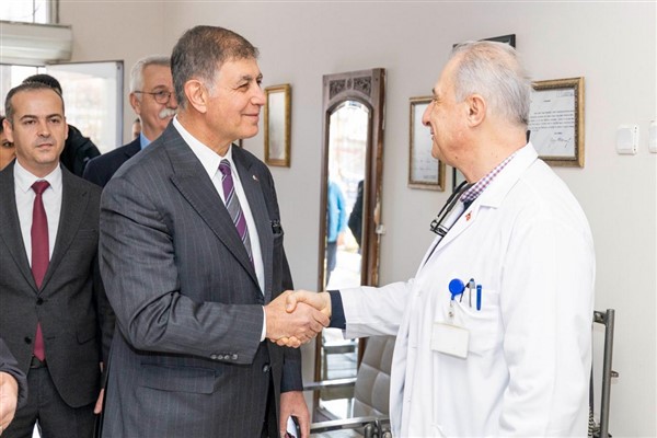 Başkan Tugay, Eşrefpaşa Hastanesi’ni ziyaret etti