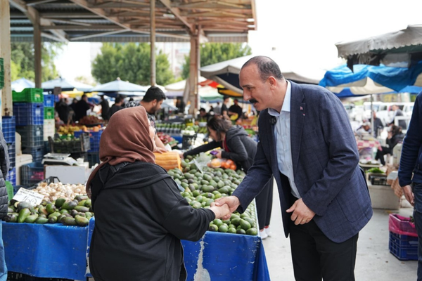 Başkan Kotan, pazar yerinde vatandaş ve esnafla buluştu