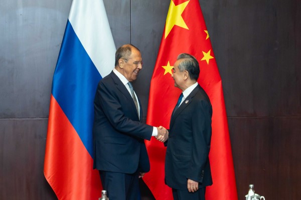 Wang Yi ve Lavrov Vientiane'de bir araya geldi