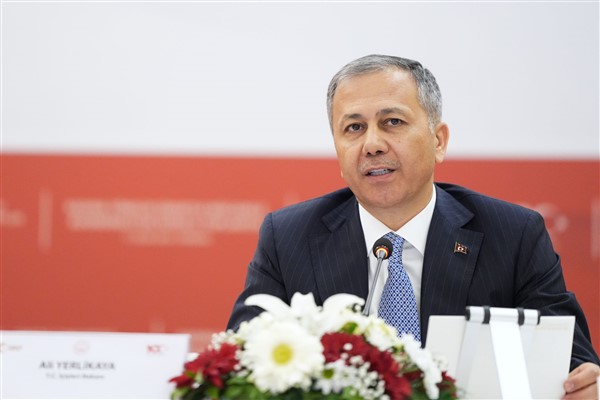Yerlikaya: Polisimiz yangın bölgelerinde üstün gayretle destek sağladı
