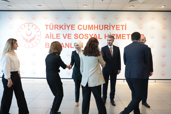 Aile ve Sosyal Hizmetler Bakanı Göktaş, bakanlık personeli ile bayramlaştı 