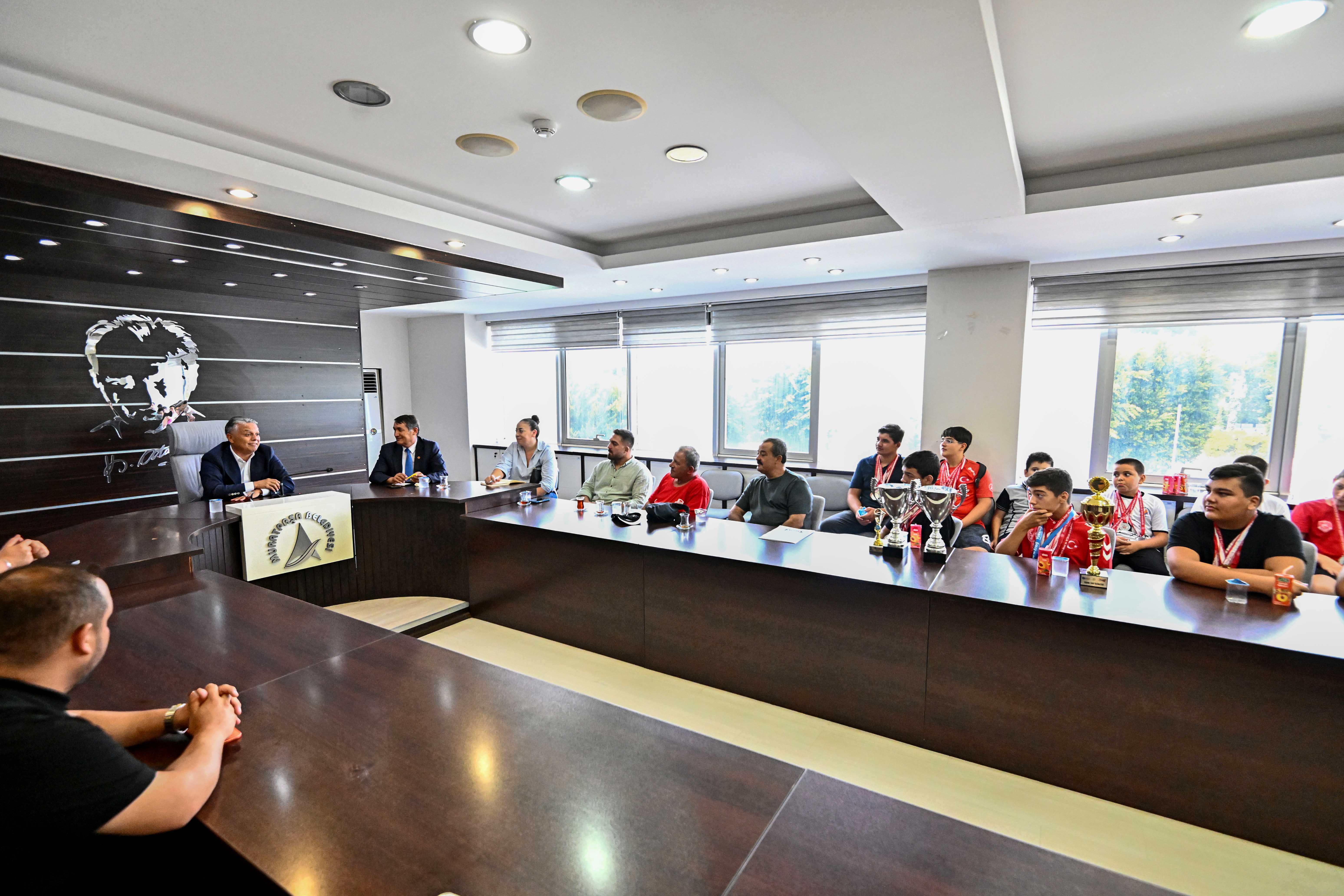 Başkan Uysal, Muratpaşa Belediyespor güreşçileriyle bir araya geldi