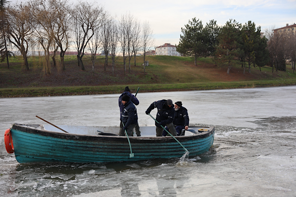 Porsuk Çayı ve göletler buz tuttu