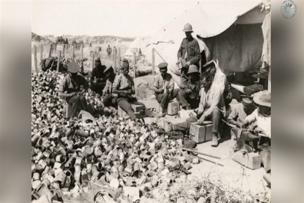 Gelibolu'da siperler arasında paylaşılan insanlık