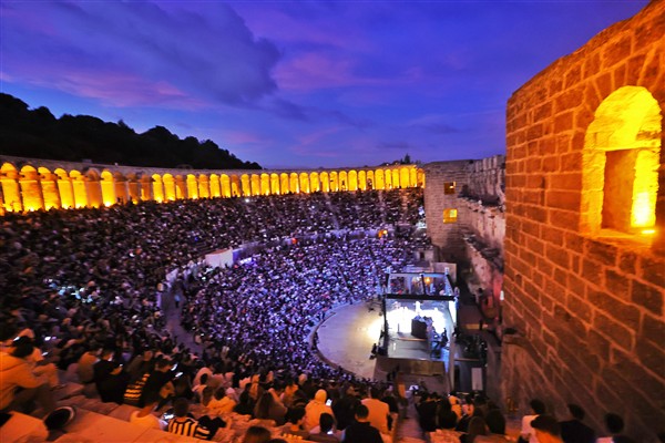 Genç oyuncular Aspendos Antik Tiyatrosu’nda sahne aldı