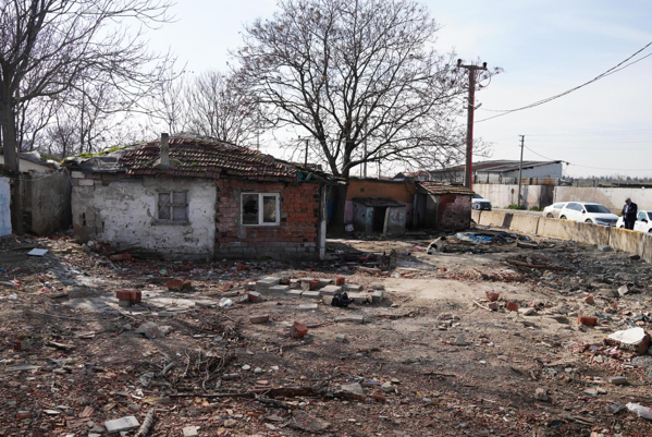 Çorlu'da metruk binaların yıkımı devam ediyor