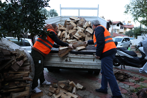 Marmaris Belediyesi'nden vatandaşlara odun desteği