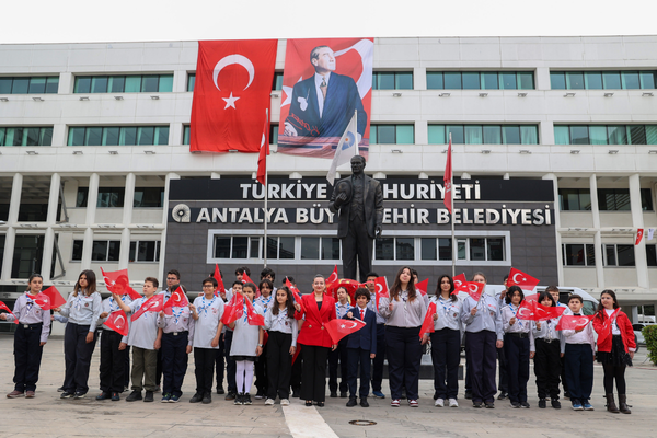 Antalya'da 23 Nisan kapsamında temsili devir teslim yapıldı