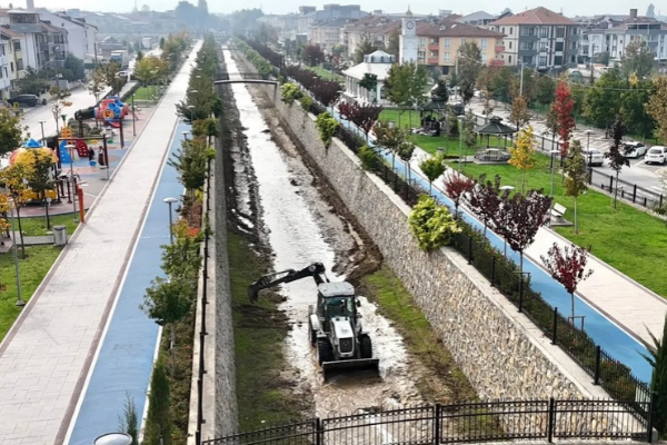 Kanal İnegöl'de temizlik çalışması başlatıldı