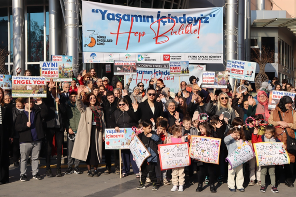 İzmit'te Dünya Engelliler Günü'nde kortej ve etkinlikler düzenlendi