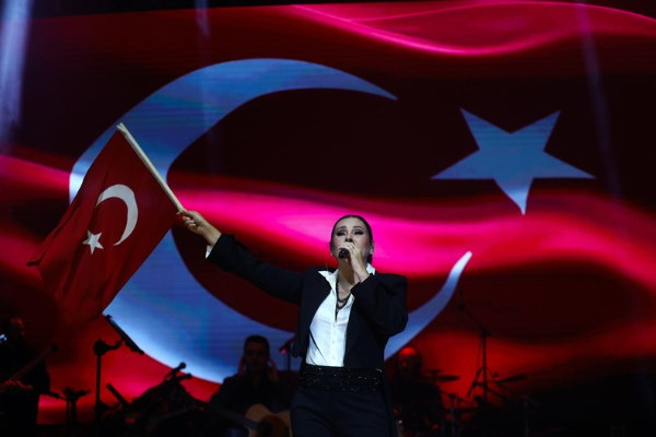 Yenimahalle'de Cumhuriyet Bayramı kutlamaları Funda Arar konseriyle sona erdi