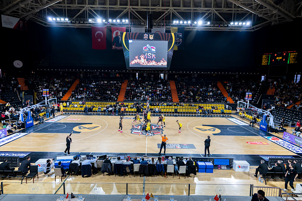 Başkan Seçer, MSK–Glint Manisa Basket maçını tribünden takip etti