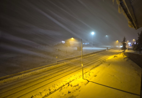 Uludağ'da kar yağışı etkili oluyor
