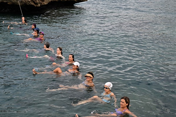 Muratpaşa Belediyesi’nden ücretsiz su cimnastiği dersi