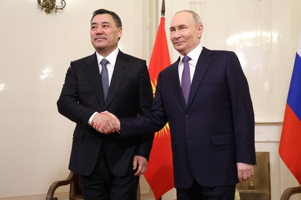Putin, Kırgızistan Cumhurbaşkanı Caparov ile bir araya geldi