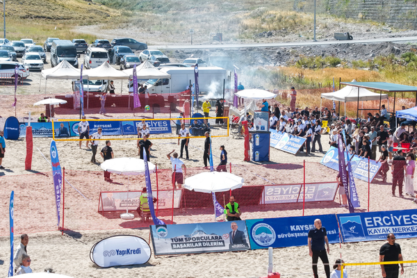 Erciyes’te 2 bin 200 metre rakımda plaj voleybolu turnuvası düzenlendi