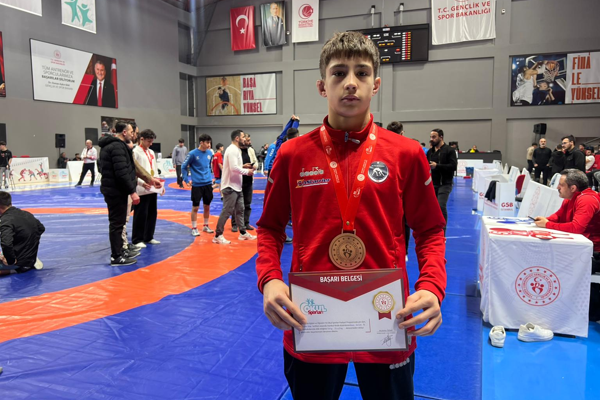 Düzce Belediyesi güreş sporcusu Türkiye üçüncüsü oldu