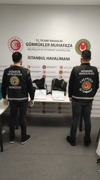Ticaret Bakanlığına bağlı Gümrük Muhafaza ekipleri, son iki haftada İstanbul, İzmir, Van ve Artvin illerinde uyuşturucu ve kaçak ticari eşyalara yönelik operasyonlar düzenledi.