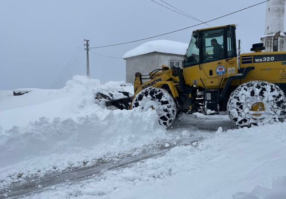 Trabzon'da karla mücadele çalışmaları sürüyor