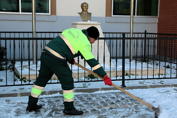 Keçiören’de okullarda karla mücadele çalışmaları sürdürülüyor