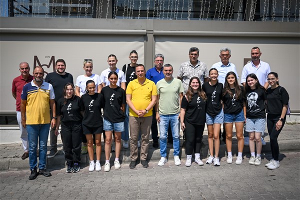 Başkan Eşki, Bornova Belediyespor Küçük Kızlar Voleybol Takımıyla buluştu