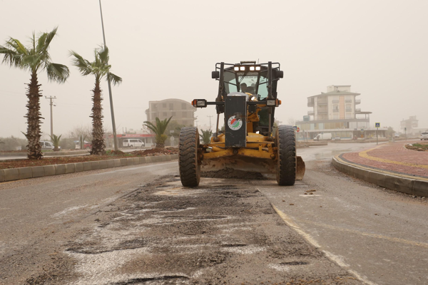 Kepez Belediyesi'nden yağmur sonrası yollarda çalışma