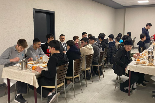 Vali Aktaş, iftarını öğrencilerle yaptı