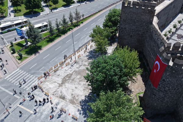 Kayseri Cumhuriyet Meydanı’nda yenileme çalışmaları sürüyor