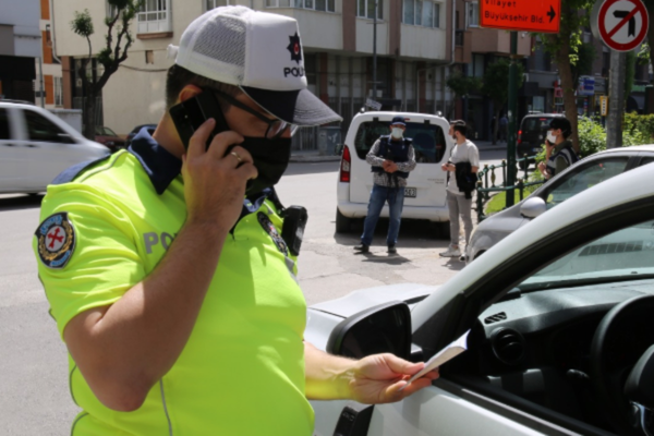 İstanbul İl Emniyet Müdürlüğü'nden sahte çakar kullanan sürücüye ceza