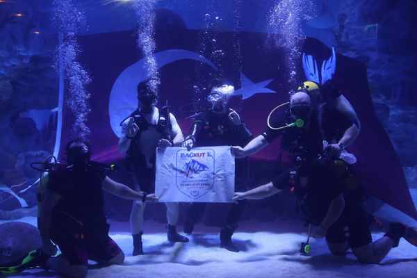 Engelliler, su altı dalışı yaparak yeteneklerini sergiledi