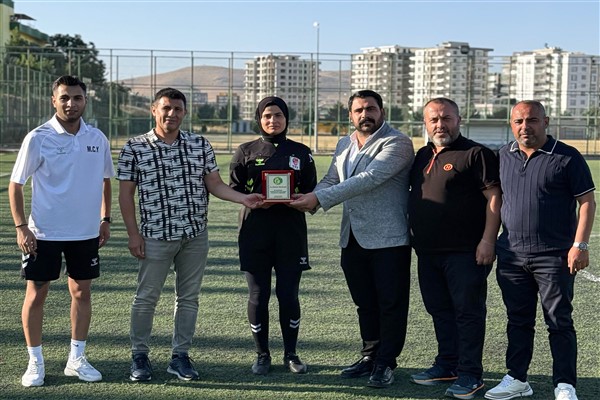 Şanlıurfaspor’dan kadın hakemlere teşekkür plaketi 