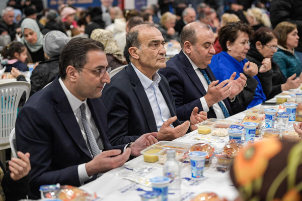 Balçova ve Narlıdere'de iftar sofraları kuruldu