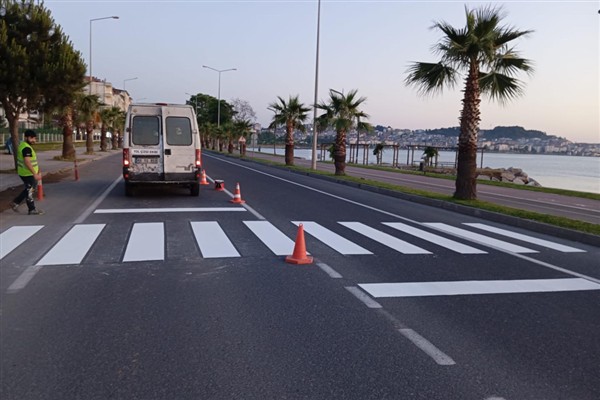 Ordu Büyükşehir Belediyesi'nden çizgi ve uyarı levha montaj çalışması