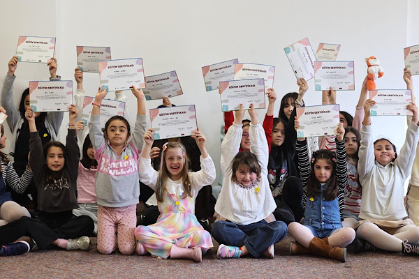 İzmir’de çocuklar kendi resimli kitaplarını hazırladı