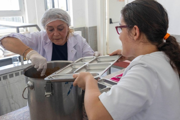 İzmir’de özel gereksinimli öğrencilere sıcak yemek desteği