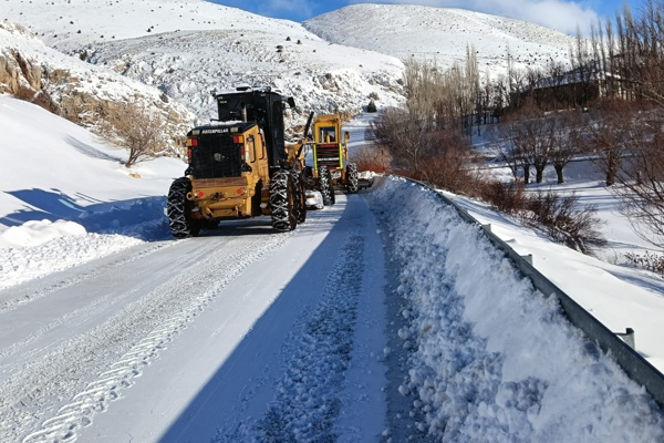 Kayseri'de kar yağışı sonrası 126 mahalle yolu ulaşıma açıldı