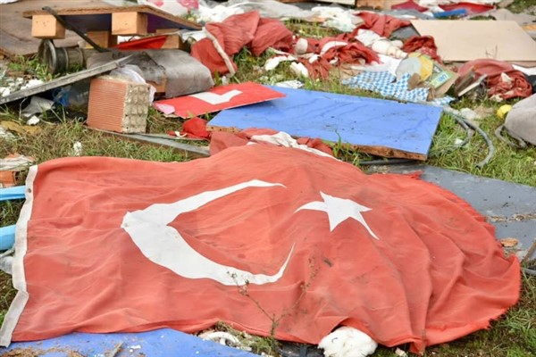 Mustafakemalpaşa’da çöp ve molozların arasında Türk bayrakları bulundu
