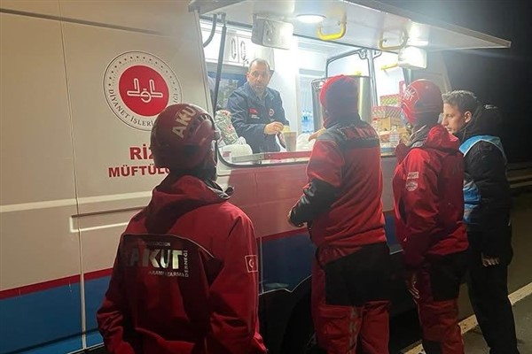 TDV'nin Mobil İkram Aracı, Rize'de hizmet vermeyi sürdürüyor