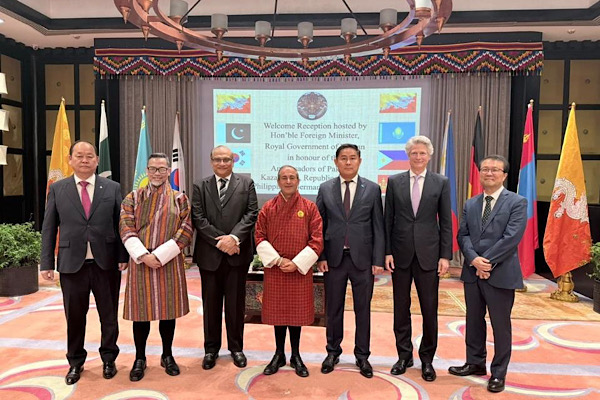 Kazakistan Büyükelçisi Yeskarayev, Butan Kralı'na güven mektubunu sundu