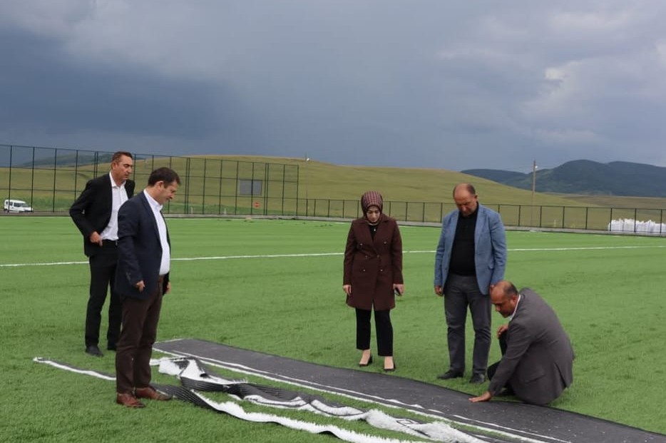 Ardahan’da sentetik futbol sahası projesi incelendi