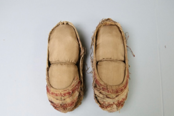 Doğu Han Hanedanlığı’na ait bir çift kadın ayakkabısı: bin yılı aşan moda