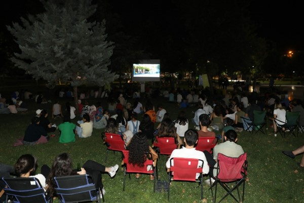 Dyarbakır'da açık havada sinema keyfi