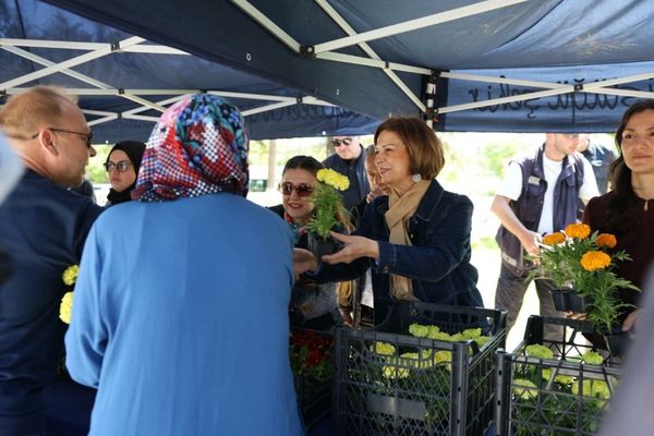 Başkan Ünlüce, bayram arifesinde mezarlık ziyaretçileriyle buluştu