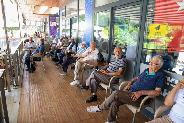 Antalya'da emeklilerin buluşma noktası "Emekli Kahveleri "